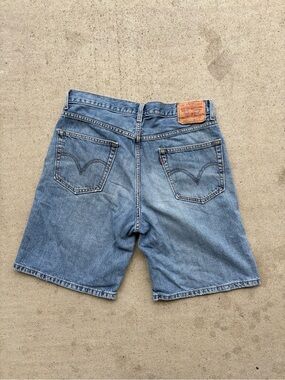 Vintage 2000s Levis 550 Relaxed Fit Denim Shorts Jorts Medium Wash 34x9